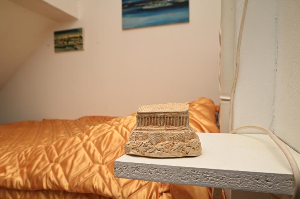 - un lit avec une table à côté d'un lit avec un lit attenant dans l'établissement Art apartman, à Novi Sad