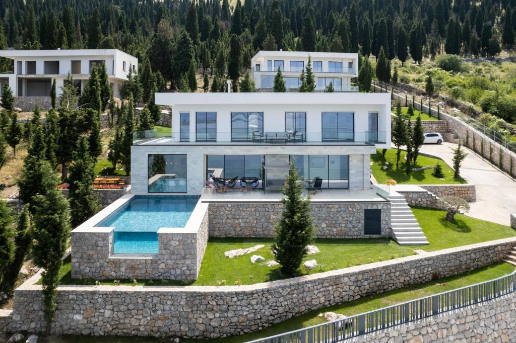 Bazén v ubytování The Luxury Villa nebo v jeho okolí