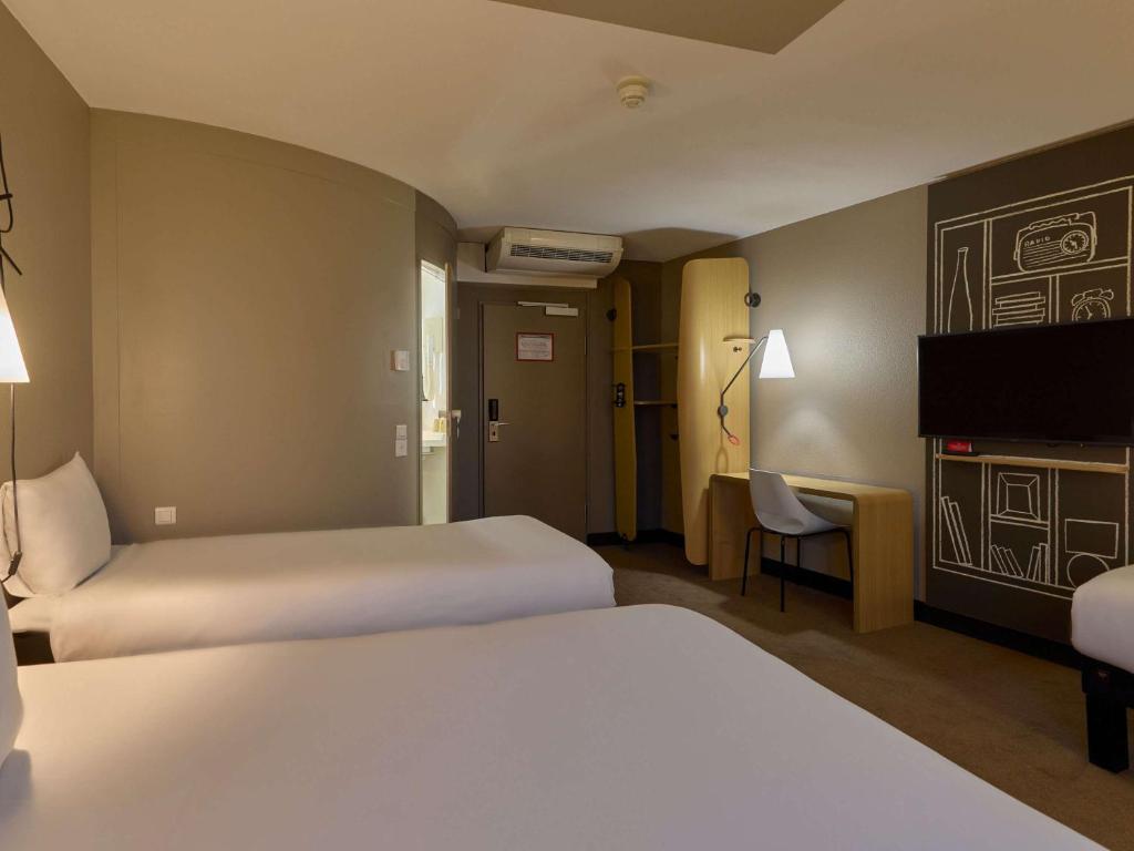 Postel nebo postele na pokoji v ubytování ibis Bern Expo
