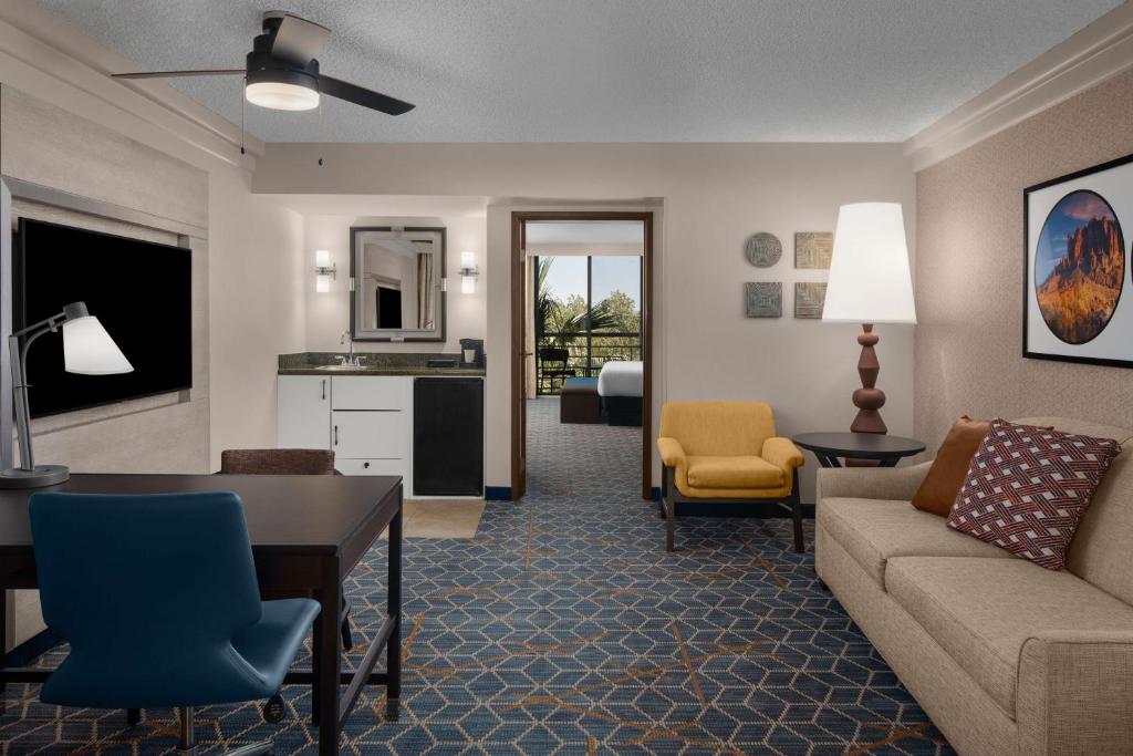 Posezení v ubytování Embassy Suites by Hilton Phoenix Biltmore