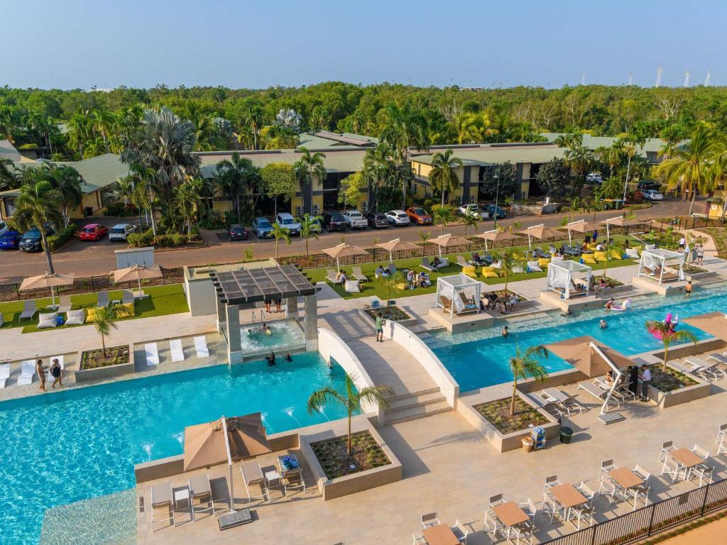 una vista aérea de una piscina en un complejo en Novotel Darwin Airport en Darwin