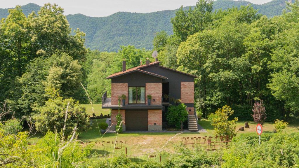 una pequeña casa en medio de un campo en Can Baseia - amb jardí i accés privat a La Fageda, en Santa Pau