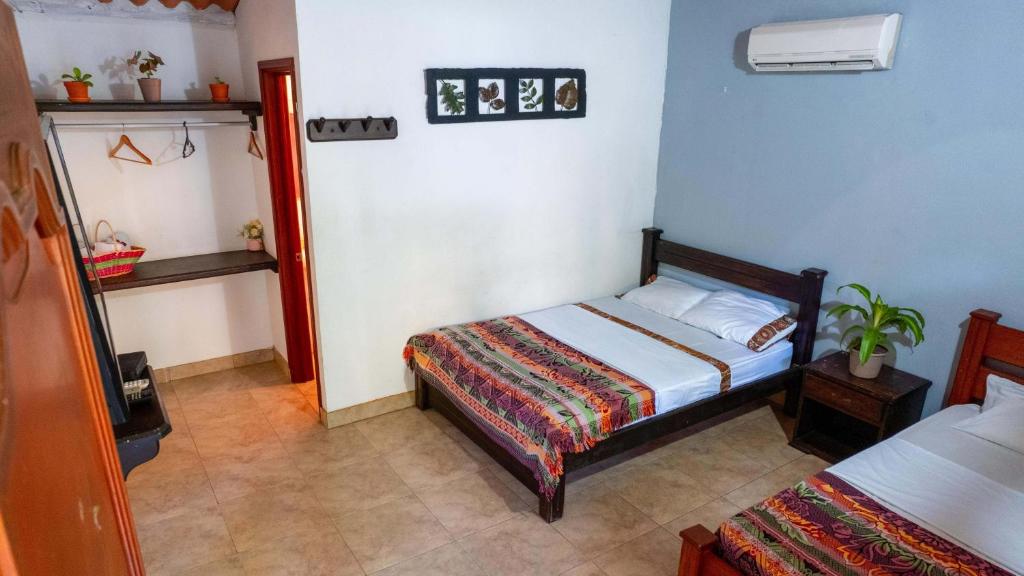 Habitación pequeña con cama y aperitivo en Hotel y restaurante LA CACHAMERA, en Granada