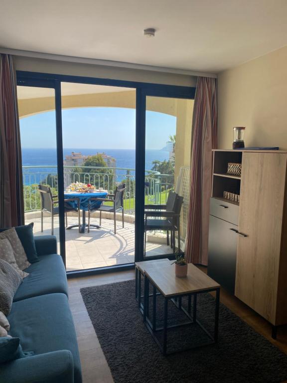 un salon avec un canapé et une vue sur l'océan dans l'établissement Cannes vue mer appt 4pers, à Cannes