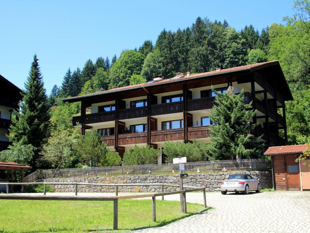 um edifício com um carro estacionado em frente em Ferienwohnung Mattenklotz em Sachrang