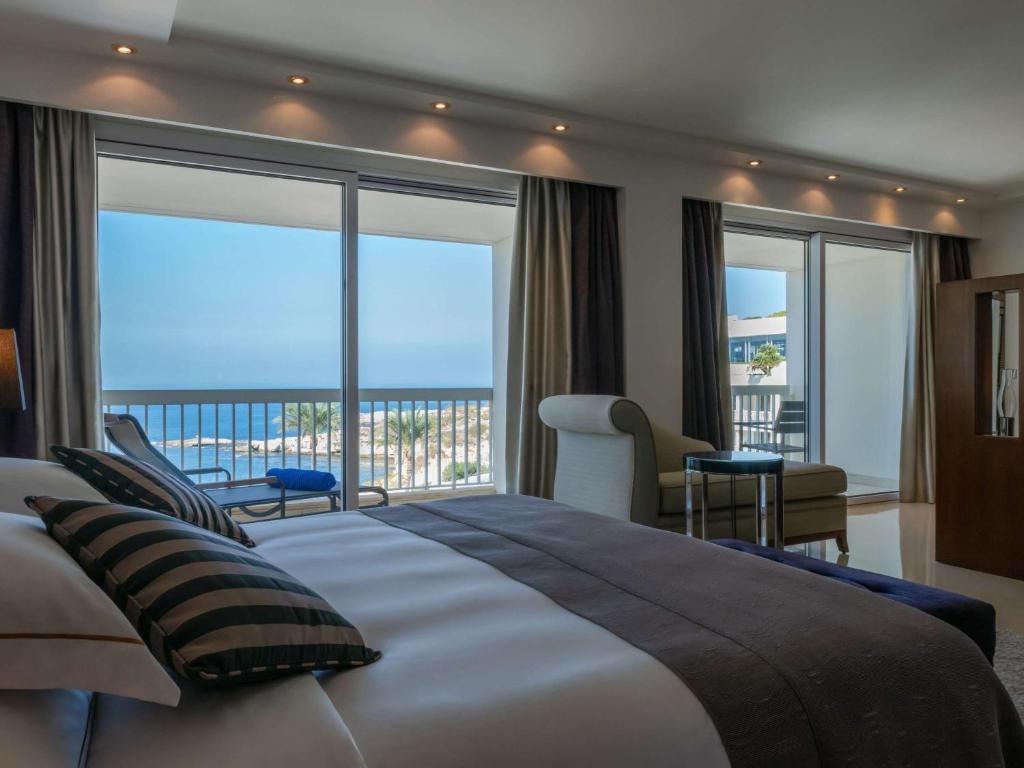 Postel nebo postele na pokoji v ubytování Mövenpick Hotel Beirut