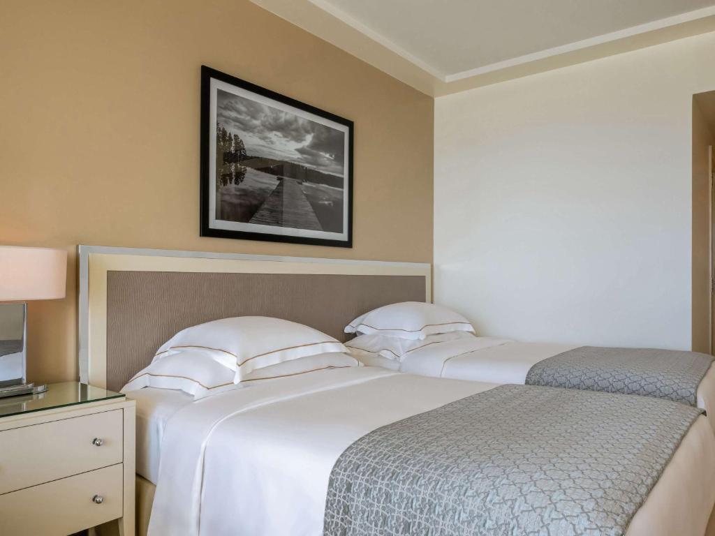 Postel nebo postele na pokoji v ubytování Mövenpick Hotel Beirut