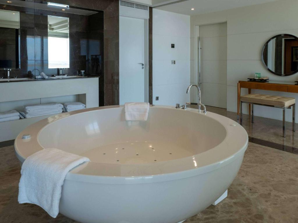 Koupelna v ubytování Mövenpick Hotel Beirut