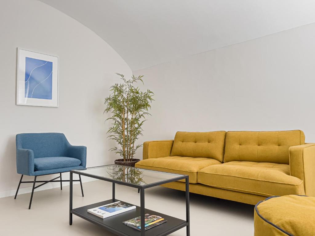 sala de estar con sofá y mesa de centro en Majordoms - Ca les Cosines 47, en Banyoles