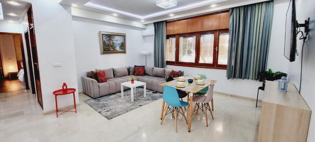 - un salon avec un canapé et une table dans l'établissement Wide Family Apartment in the new Center of Casablanca, à Casablanca