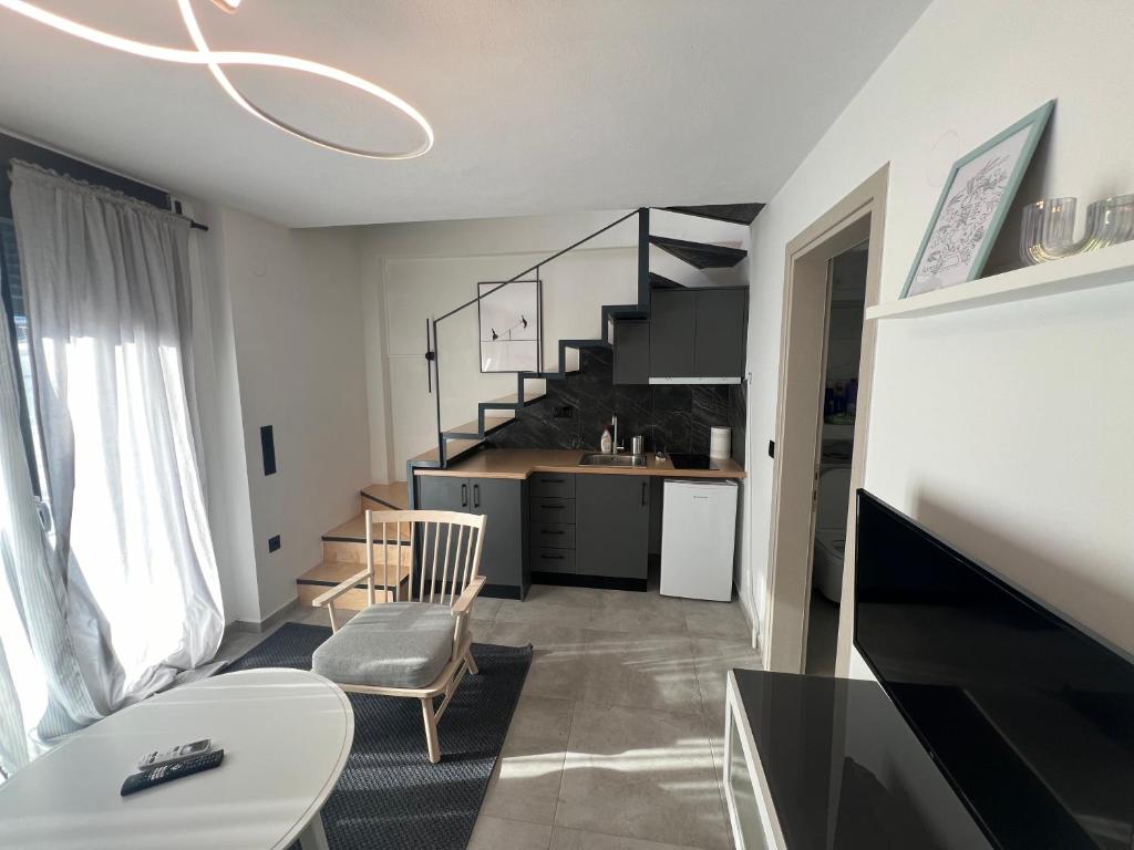 Il comprend une cuisine et un salon avec un escalier en colimaçon. dans l'établissement Skyline Oasis thesbnb, à Thessalonique