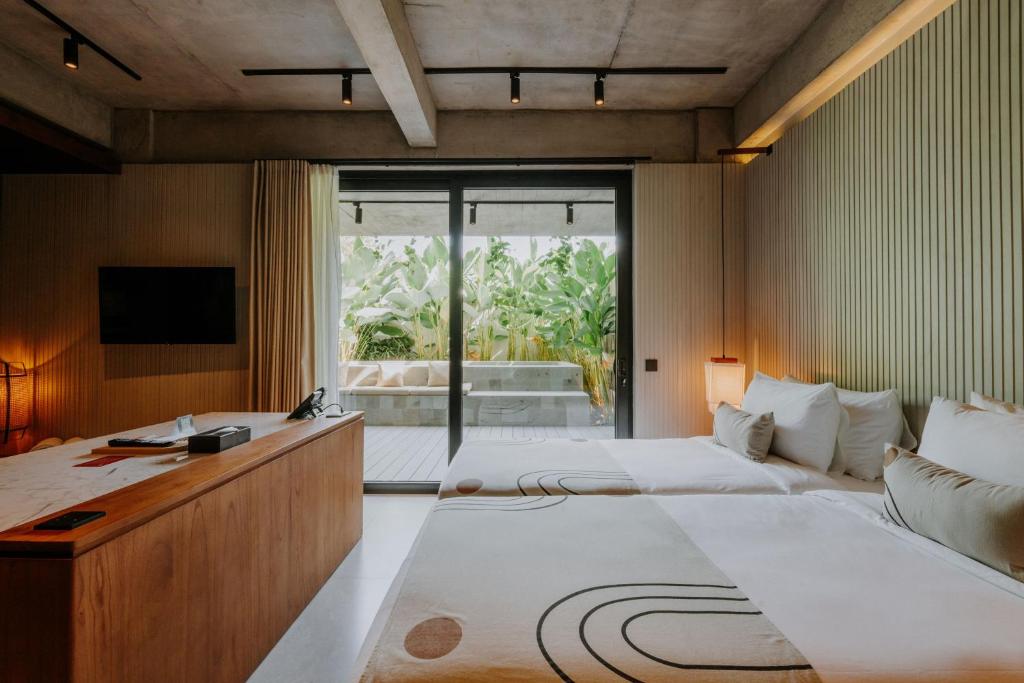 Postel nebo postele na pokoji v ubytování The Komu Canggu Bali