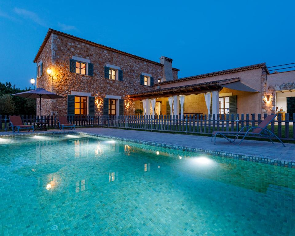 ein großer Pool vor einem Haus in der Unterkunft Cas Coix. Jacuzzi, gimnasio y piscina in Biniali