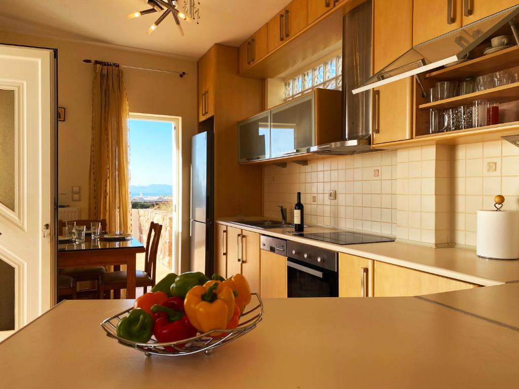 - un bol de fruits sur un comptoir dans la cuisine dans l'établissement Aegina Sea View Villa, à Aegenitissa