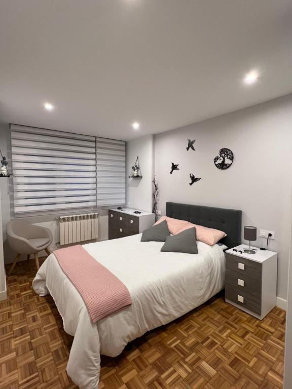 - une chambre avec un grand lit et un bureau dans l'établissement Piso playa Gijon, à Gijón