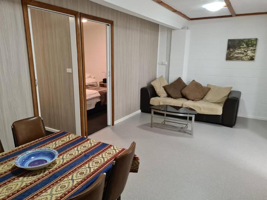 uma sala de estar com um sofá e uma mesa em Orchard 2 Bedroom Apartment in Devonport 