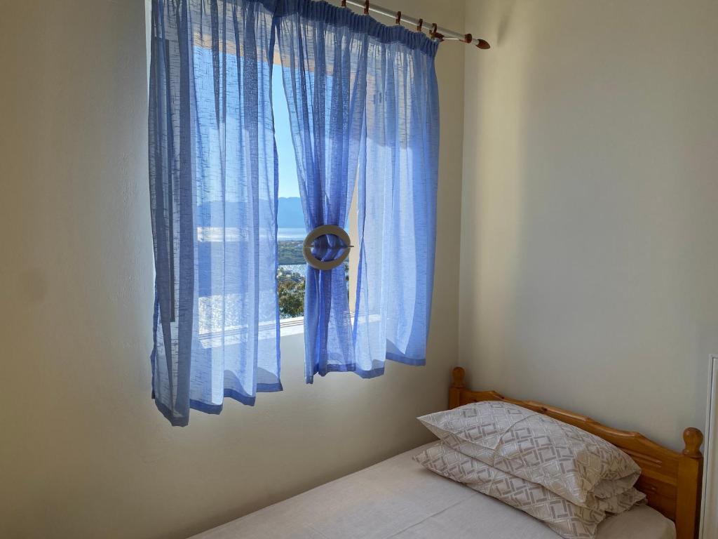 Łóżko lub łóżka w pokoju w obiekcie Aegina Sea View Villa