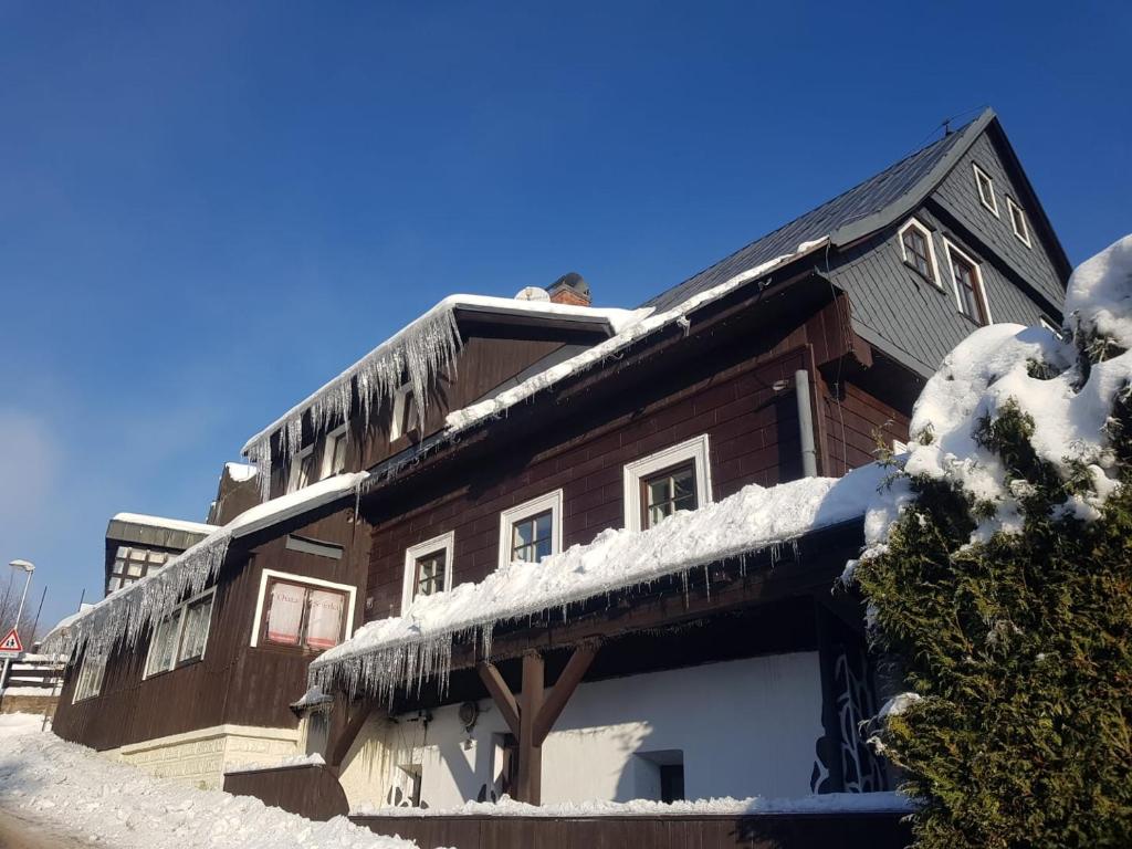um edifício com neve no telhado em Chalet Severka Carpe Diem em Rokytnice nad Jizerou