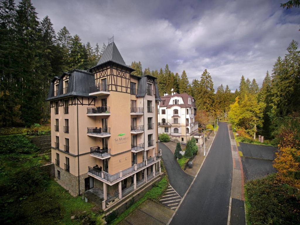 ein Gebäude am Straßenrand in der Unterkunft Spa Apartments St. Moritz in Marienbad