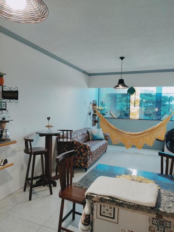 - un salon avec un canapé et une table dans l'établissement Alu Azul 1, à Barra de São Miguel