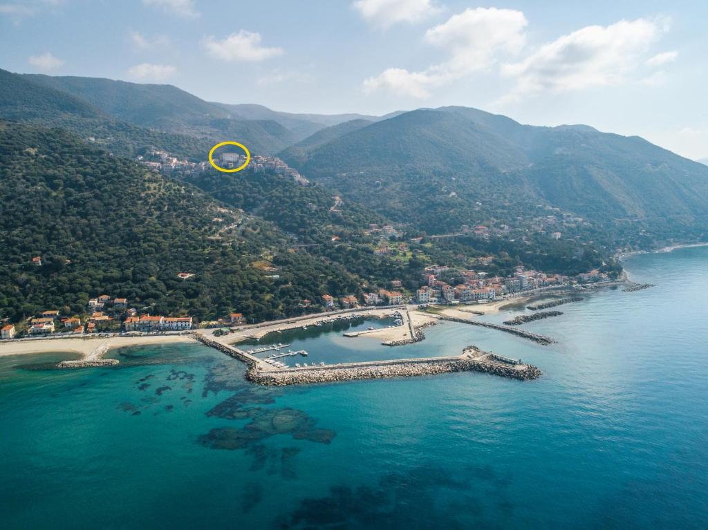 eine Insel im Wasser mit einem gelben Objekt in der Luft in der Unterkunft Palazzo Marchesale, vista mare in Pisciotta