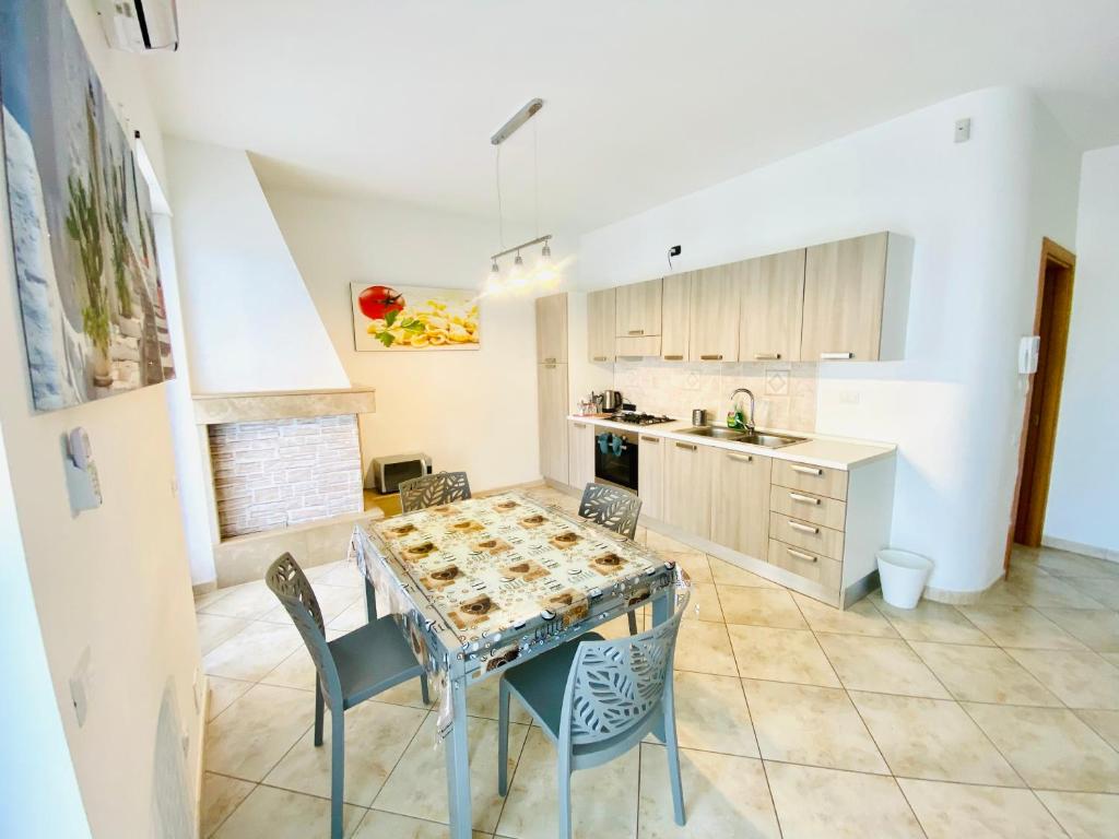 een keuken met een tafel en stoelen in een kamer bij Lucky’s house in Noicattaro