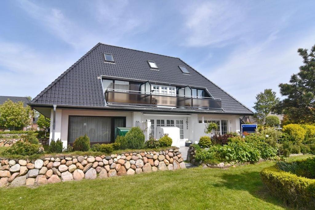 Cette grande maison blanche est dotée d'un mur en pierre. dans l'établissement Terpstich 136, à Morsum