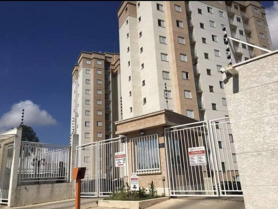 un edificio alto con una recinzione di fronte di Apto 62 Portal das Palmeiras - Itu a Itu