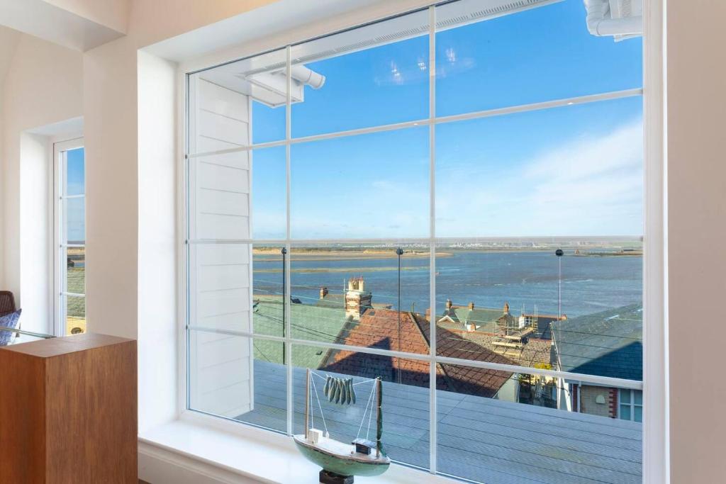 okno z widokiem na ocean w obiekcie Appledore home with panoramic estuary view w mieście Appledore