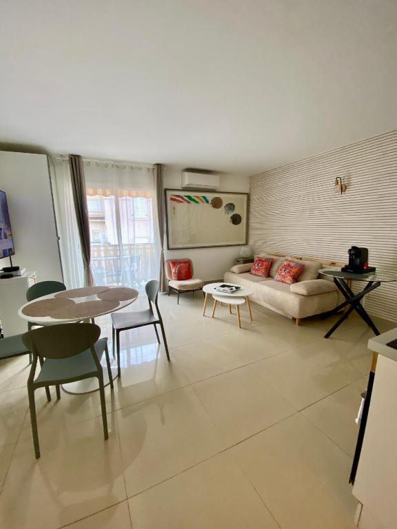 un salon avec un canapé et une table dans l'établissement 3 pièces- Vieux port- Terrasse - Parking Possible, à Cannes