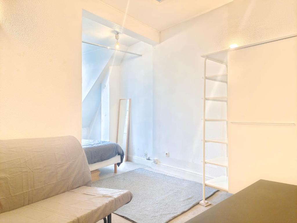 een slaapkamer met een bed en een boekenplank bij Appartement 4 personnes au centre Paris - Chatelet in Parijs