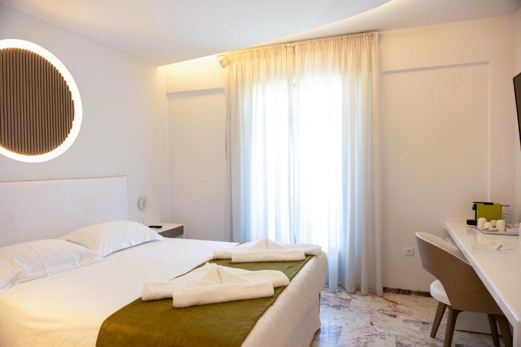 Postel nebo postele na pokoji v ubytování Tzanis Resort Skyros