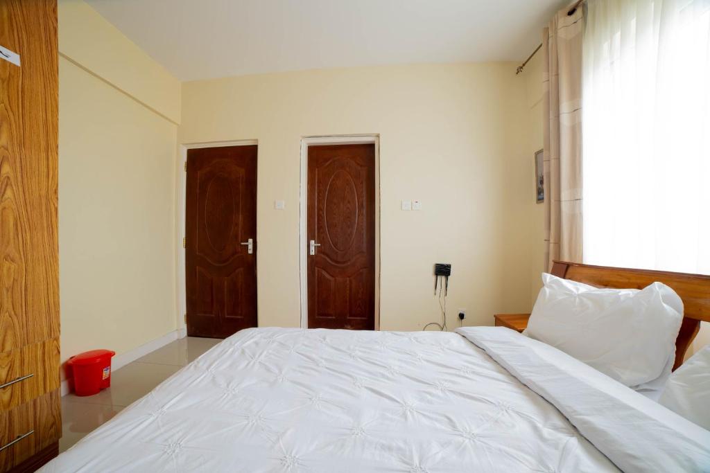 Letto o letti in una camera di Airport Vista Getaway-4km from jomo Kenyatta International Airport