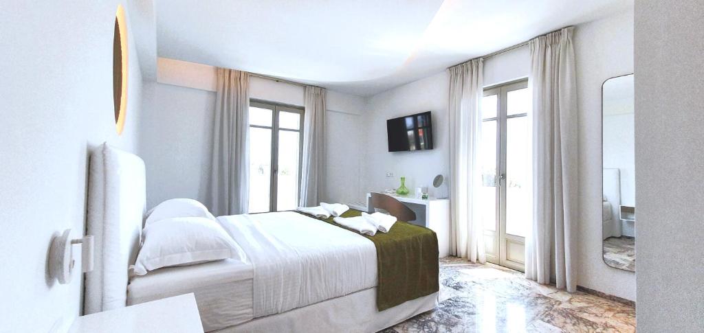 Postel nebo postele na pokoji v ubytování Tzanis Resort Skyros