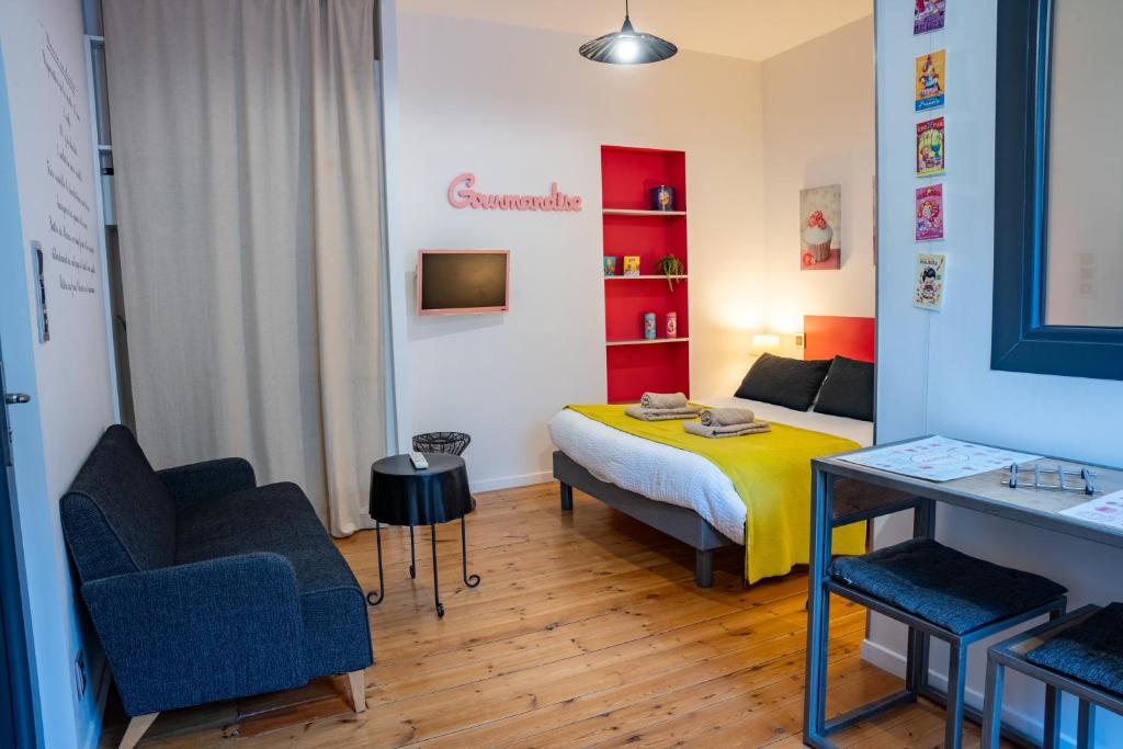 Cette petite chambre comprend un lit et une chaise. dans l'établissement DORMIR EN VILLE - À 450 m du centre historique, à Quimper