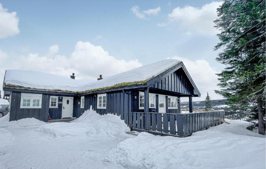 uma casa azul com neve no chão em 4 Bedroom Stunning Home In Svingvoll em Svingvoll