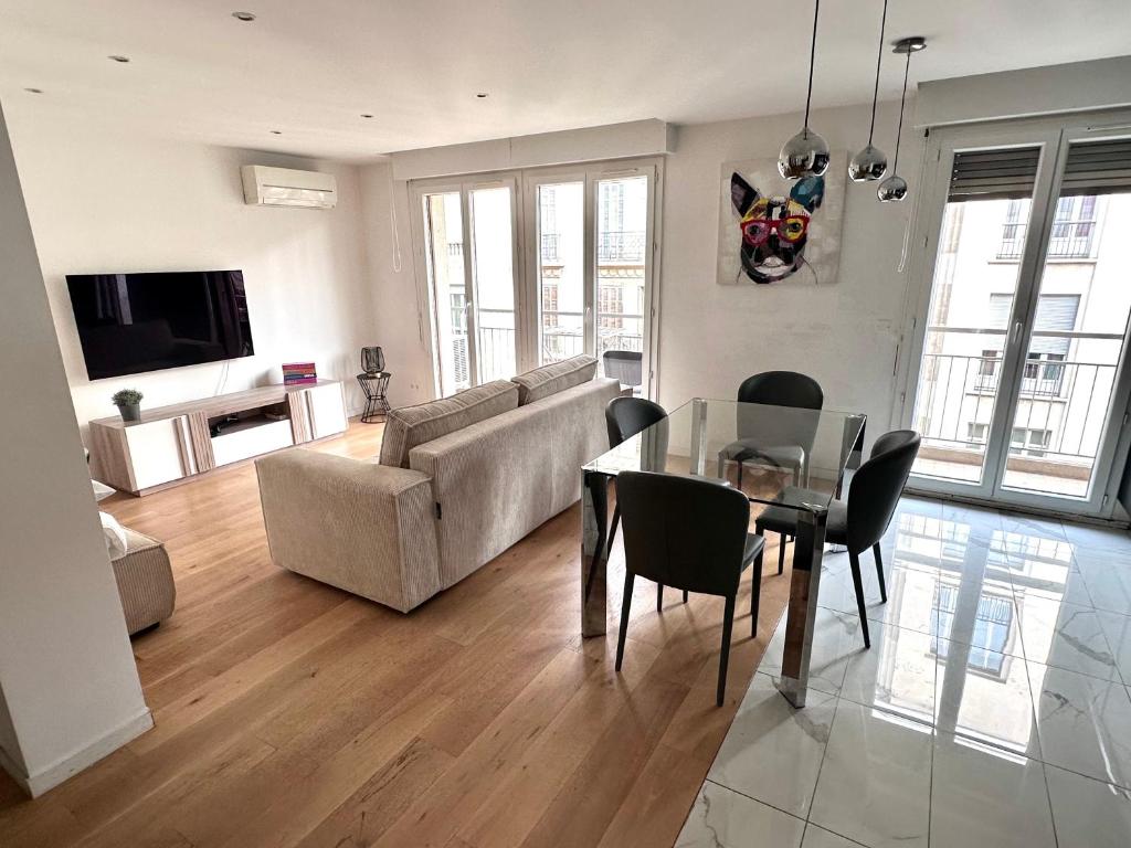 un salon avec une table et un canapé dans l'établissement GRAND T2 PROCHE VELODROME ET MER, à Marseille