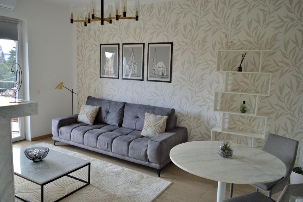 un soggiorno con divano e tavolo di Urban Retreat Cluj a Cluj-Napoca