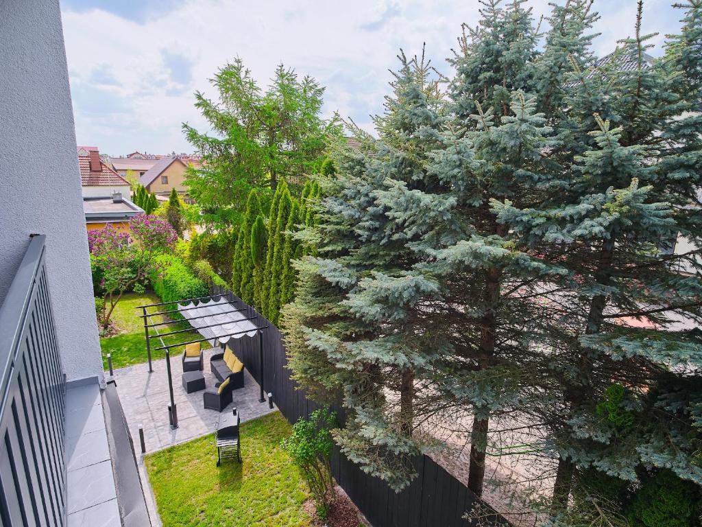 Vonkajšia záhrada v ubytovaní Villa Łeba II - Loft Apartments