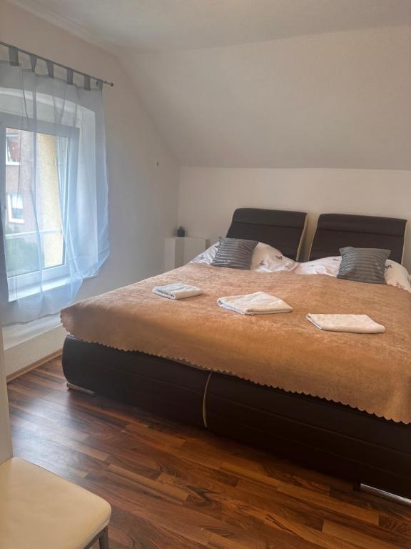 una persona acostada en una cama en un dormitorio en Dubrovnik1, en Mönchengladbach