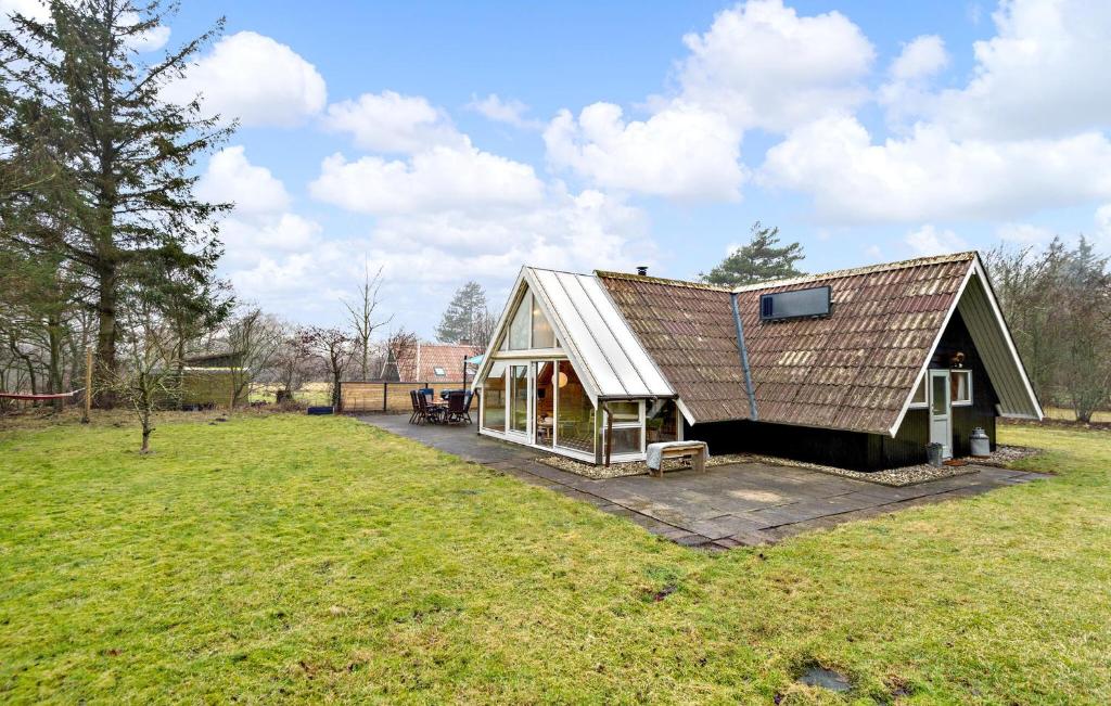 una casa con techo de metal en un campo en Awesome Home In Vemb With Kitchen en Vemb