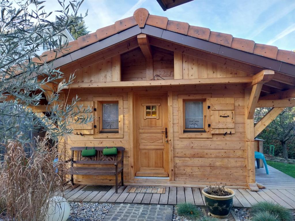 Cabaña de madera con techo inclinado en Le Chalet des 3 Ours en Neuvecelle