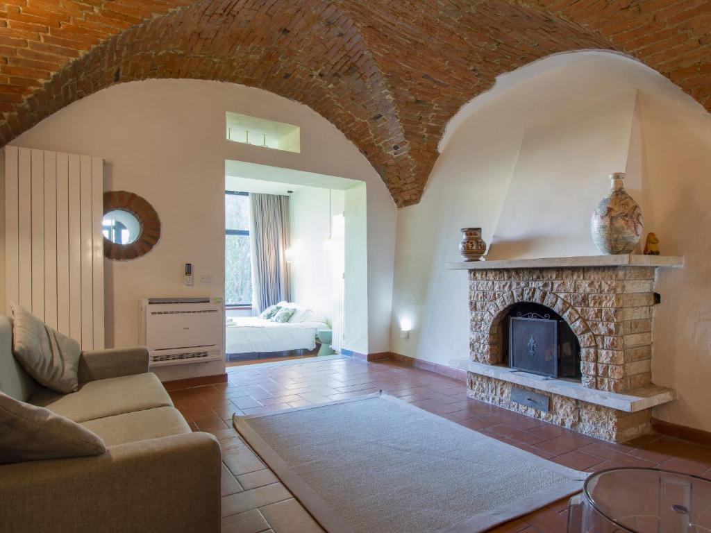 uma sala de estar com lareira e sofá em Apartment Il Giardino di Lucia by Interhome em San Miniato