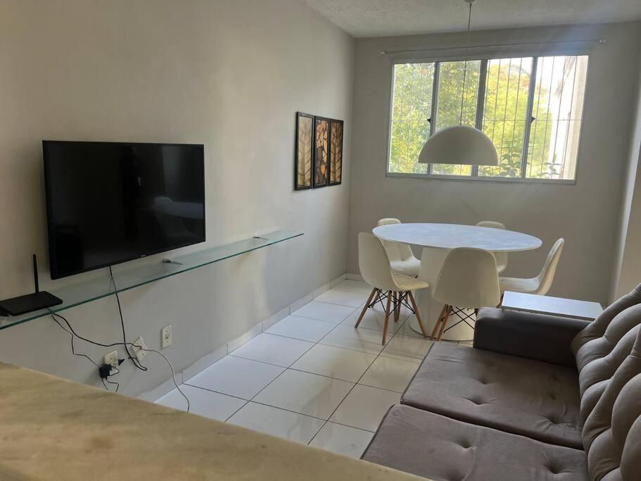 卡魯阿魯的住宿－Apartamento 108，客厅配有桌子和电视