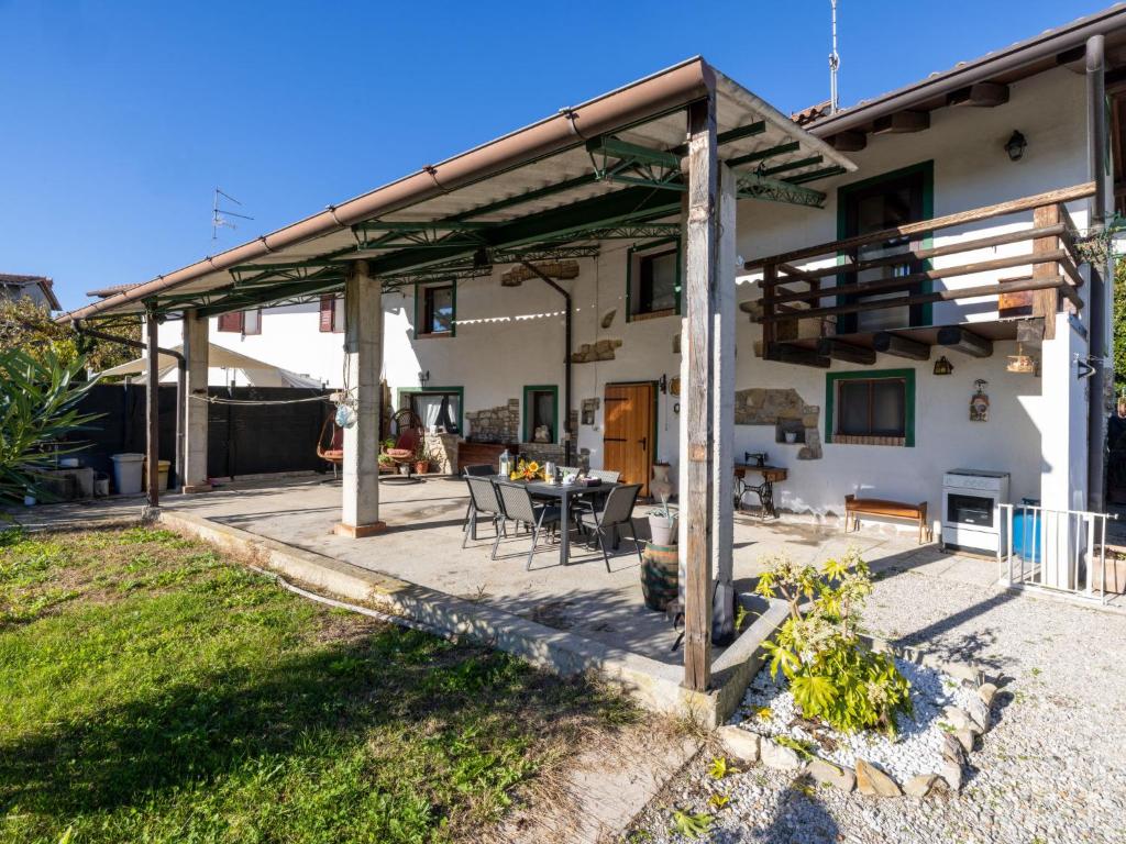 een patio met luifel aan de zijkant van een huis bij Holiday Home Da Norma by Interhome in San Martino di Terzo