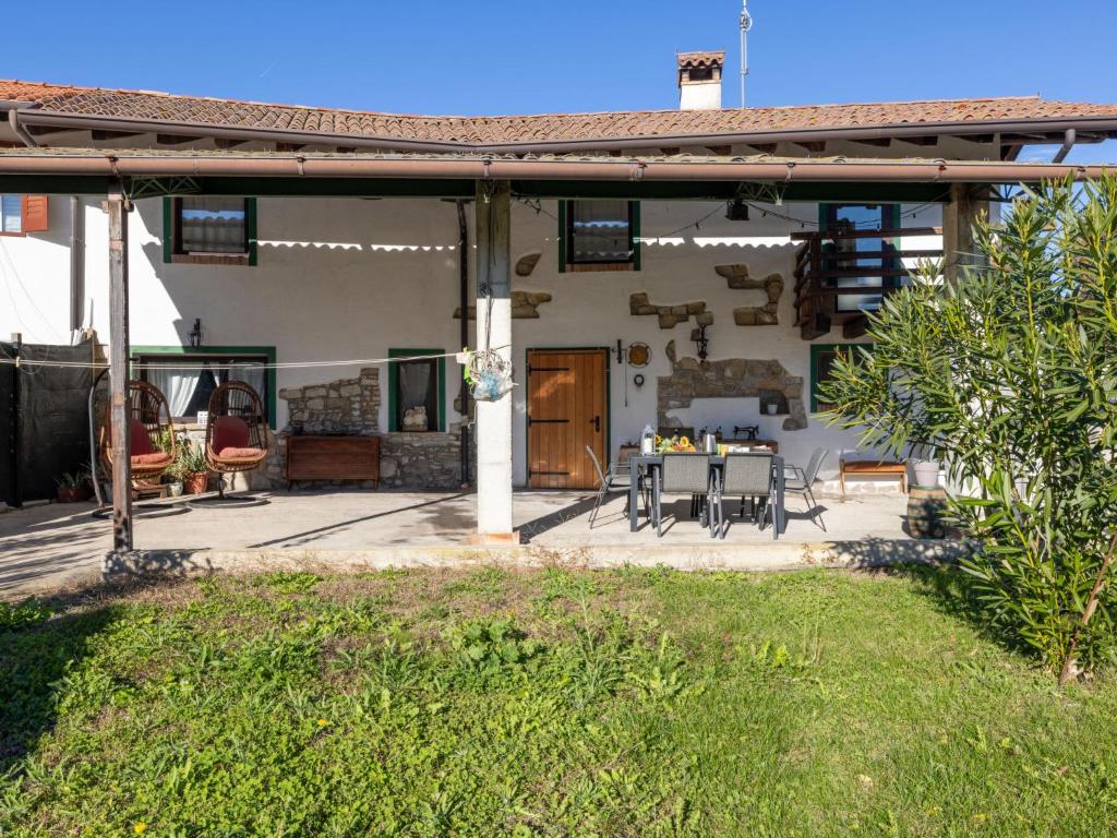 un patio di una casa con tavolo e sedie di Holiday Home Da Norma by Interhome a San Martino di Terzo