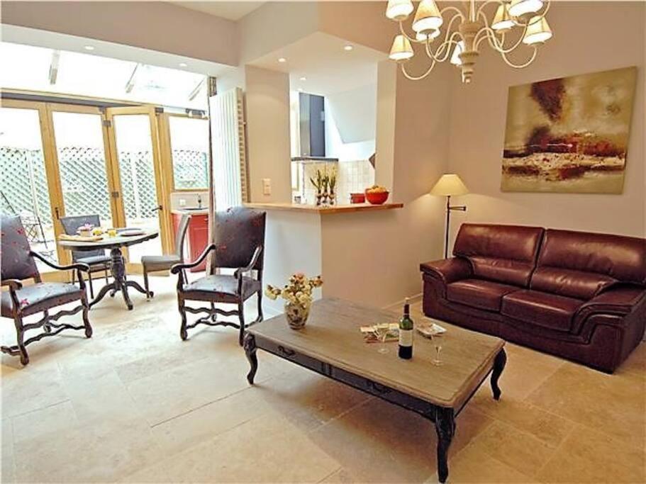 un salon avec un canapé et une table dans l'établissement CLOS DU PRESIDIAL: ROMANTIC HIDEWAY IN THE MEDIEVAL SARLAT, à Sarlat-la-Canéda