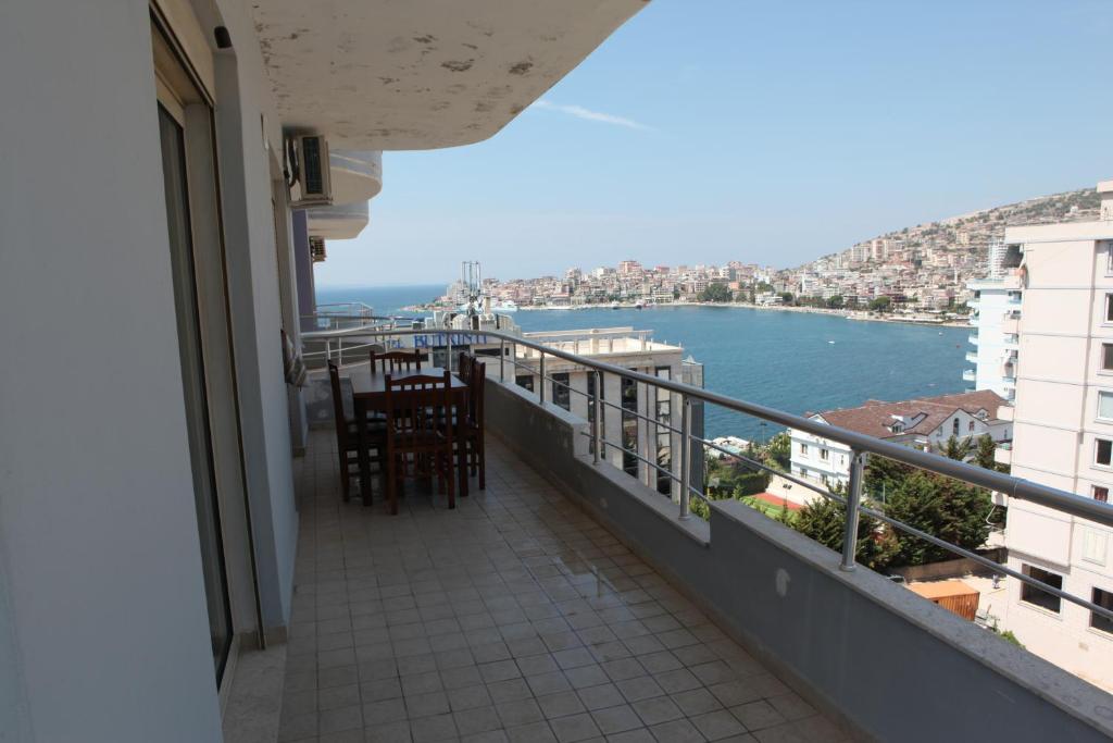 einen Balkon mit Stühlen und Blick auf das Wasser in der Unterkunft Bakija Apartments in Sarandë