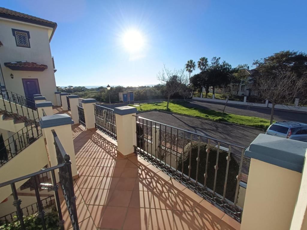 イスラ・カネラにあるURBANIZACIÓN SAN BRUNO II 2 DORM EN 1º PLANTAの塀と通りの家のバルコニー