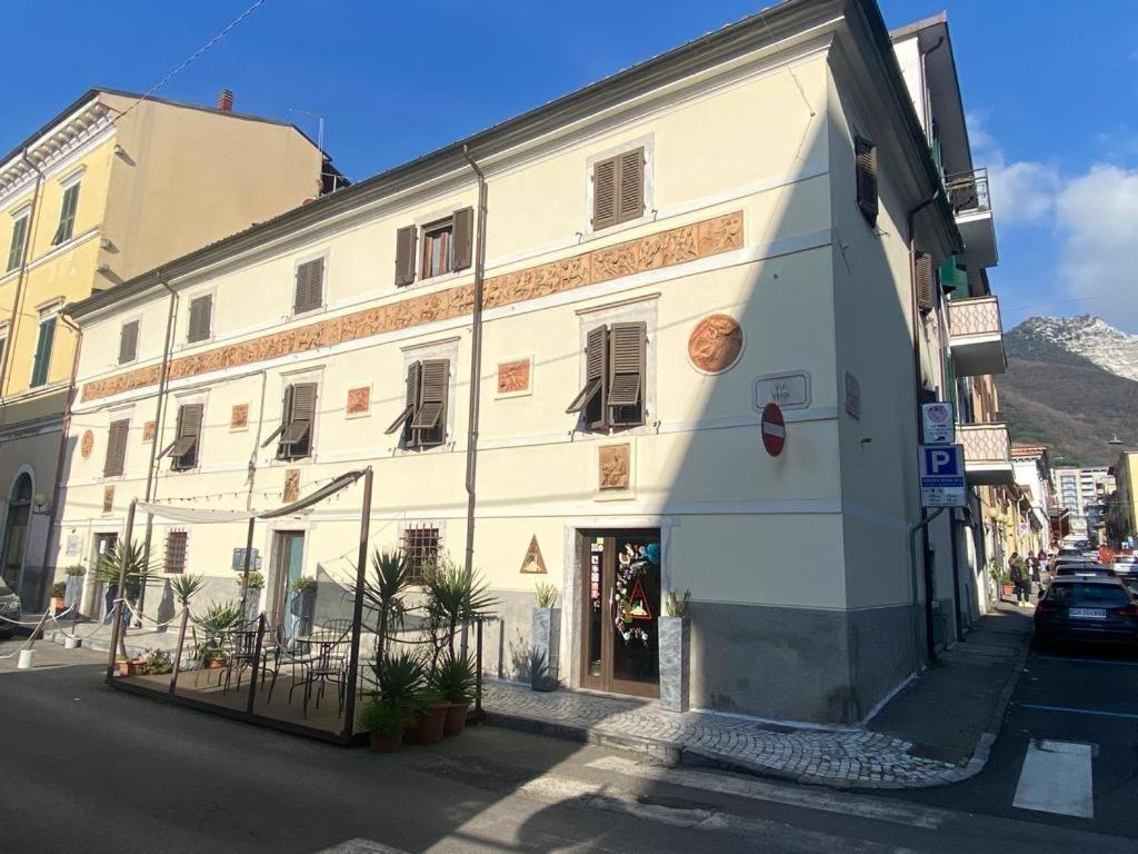 un bâtiment blanc sur le côté d'une rue dans l'établissement Casa Puccini Bienaime', à Carrara